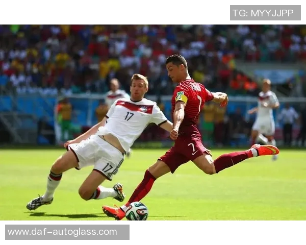 从绿茵场到教练席足球明星的转型之路与成功秘诀